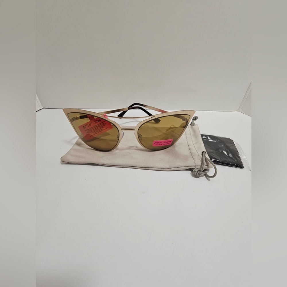 NWT Betsey Johnson Gold Cat Eye Sunglasses – Metal Frames with Pink Heart